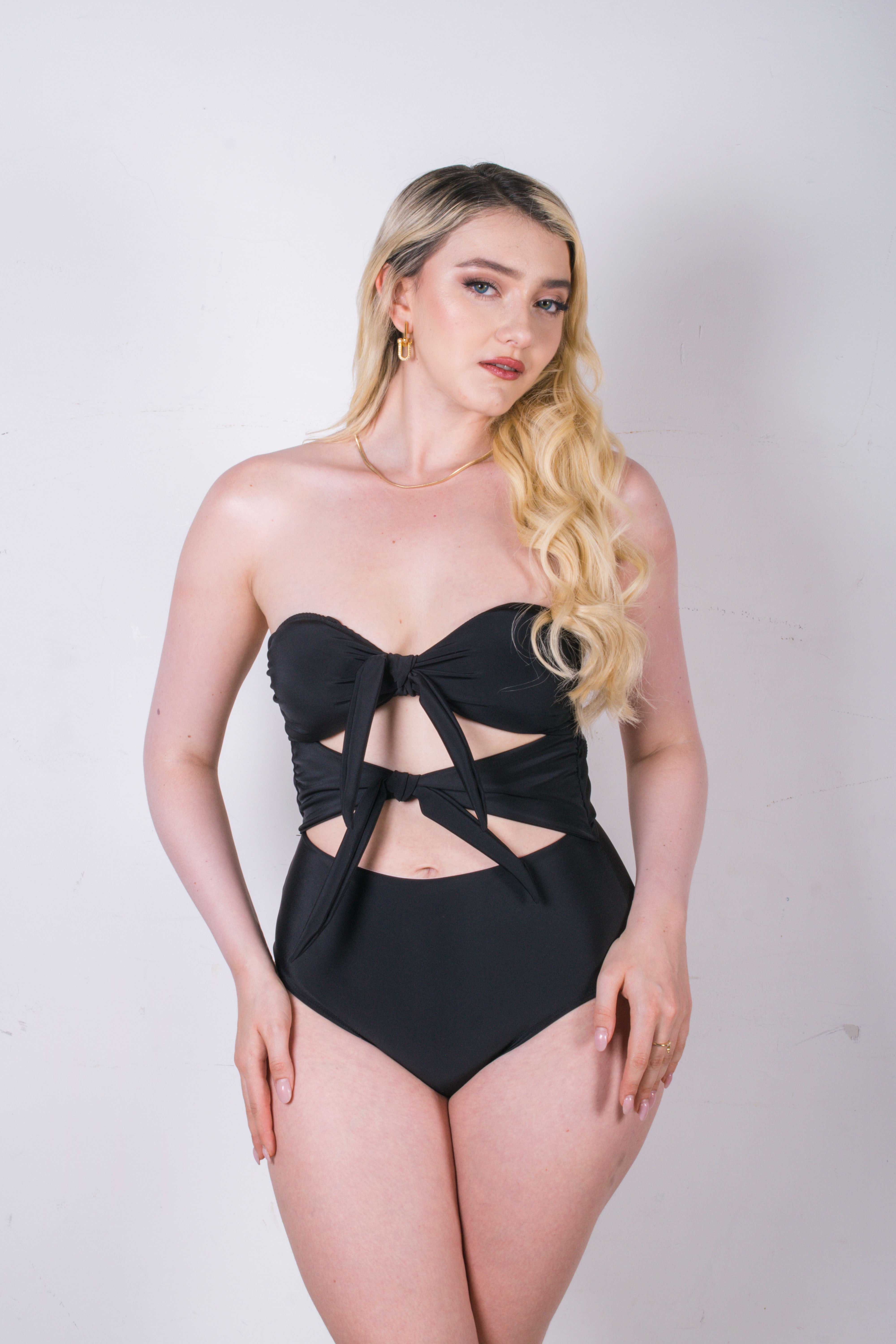 Traje de baño completo cutout sexy – Iris negro