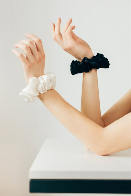 Scrunchie negra + color sorpresa